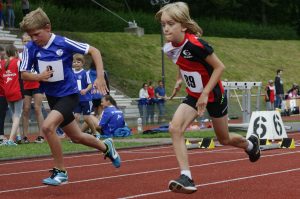 Elias Caspari beim Sprint; im HIntergrund andere Athleten