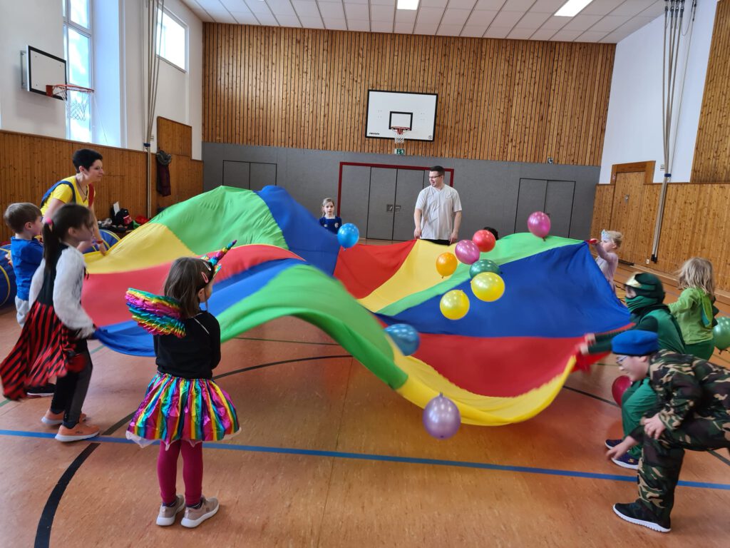 Am Freitagnachmittag trafen sich die Kinder des Ballsportkurses / Kindersportschule zu einem Training in Karnevalskostüm. Fast alle Kinder kamen in Verkleidung.