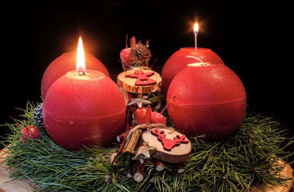 Sehet: Die zweite Kerze brennt!
Wir wünschen Euch einen schönen zweiten Advent.