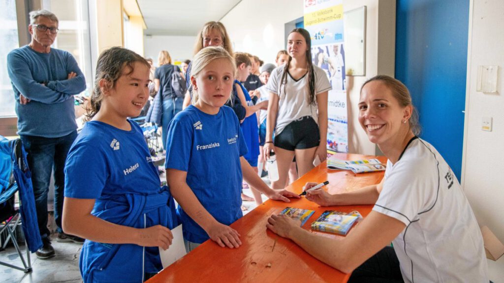22 Vereine nahmen am Volksbank-Jugend-Schwimmcup teil. Gastgeber VfL Gladbeck legte sich wieder ins Zeug, war aber auch sportlich erfolgreich.