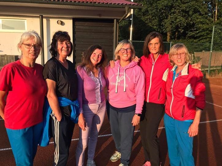 Die Damen-Mannschaft der Tennisabteilung des VfL Gladbeck konnte ihre Erfolge in der diesjährigen Wettspielsaison mit dem Westfalenmeistertitel krönen. Nach drei gewonnenen Spielen und einem Unentschieden  musste der letzte Spieltag gegen die Damen der TG Emsdetten die Entscheidung bringen.
